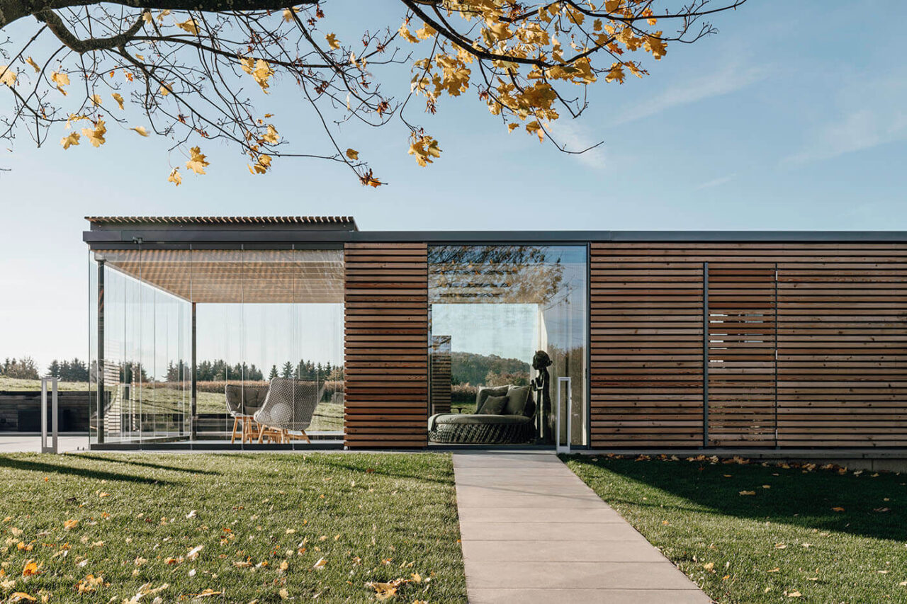 Poolhaus mit Sauna: Glaselemente von Solarlux, Altholzsauna von corso.