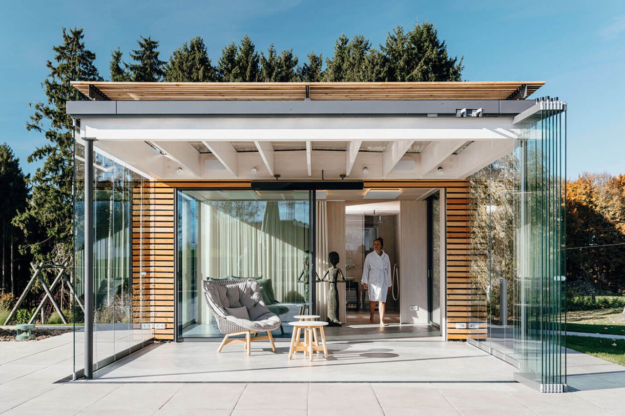 Poolhaus mit Sauna: Glaselemente von Solarlux, Altholzsauna von corso.