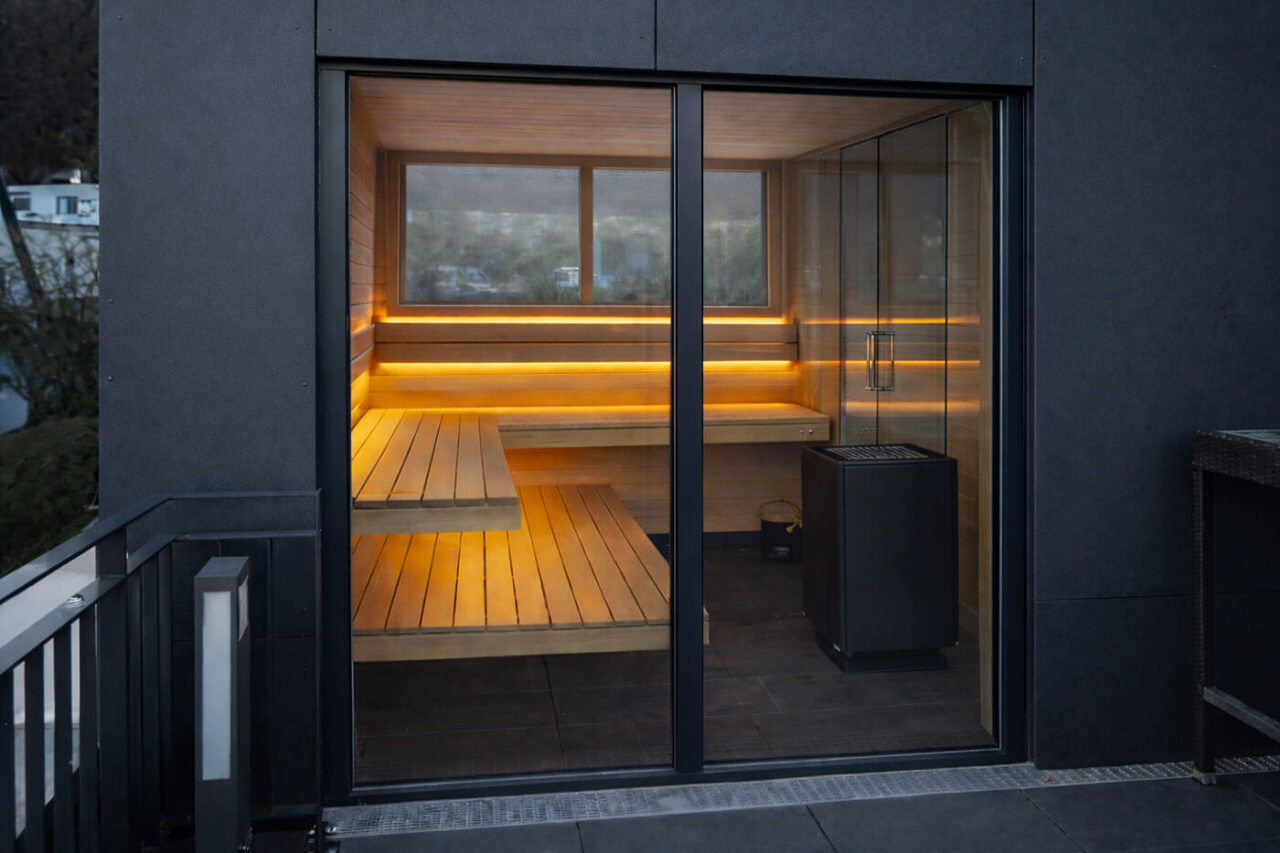 corso hemlock designsauna aussen corso Sauna nach Maß in Hemlockholz mit schwebenden Bänken und Ganzglasfront