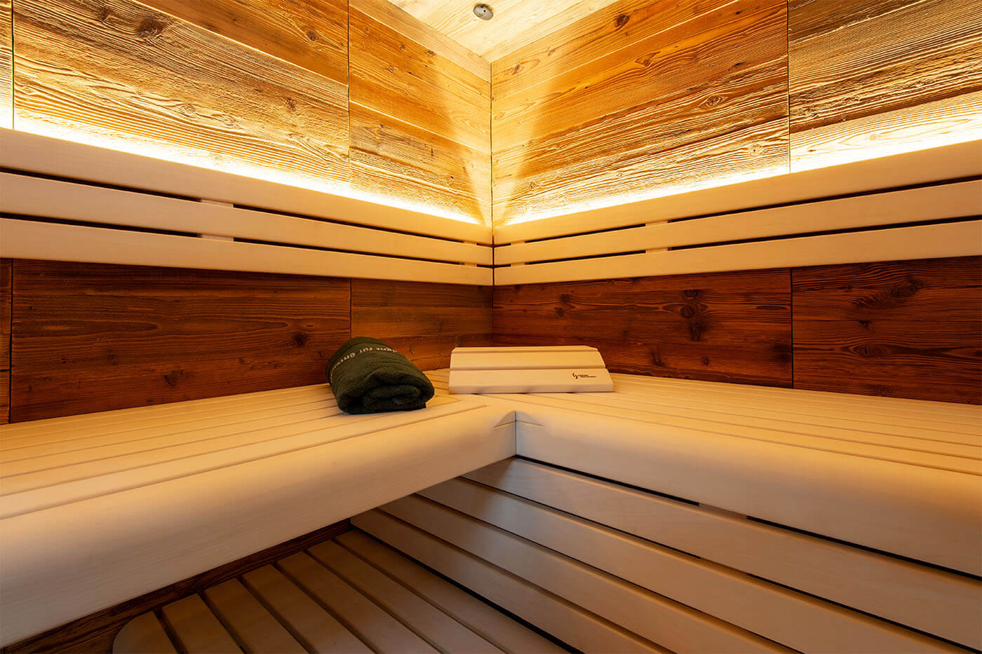 gartensauna ragnaroek altholz 8 Gartensauna Modell Ragnarök mit Außenverkleidung in Rhombusprofilholz Lärche und Trespa, Innengestaltung mit heller Espe und Altholz.