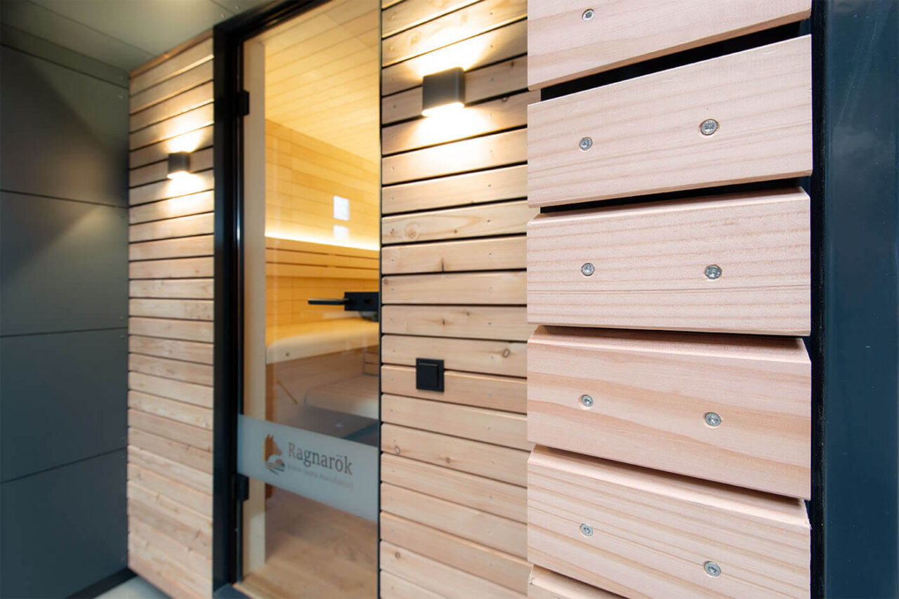 gartensauna ragnaroek espe 10 Gartensauna Modell Ragnarök mit Außenverkleidung in Rhombusprofilholz Lärche und Trespa, Innengestaltung mit heller Espe.