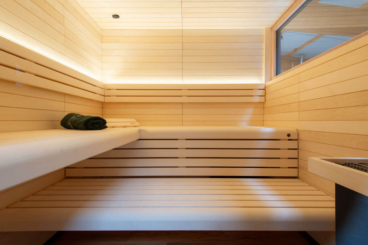 gartensauna ragnaroek espe 5 Gartensauna Modell Ragnarök mit Außenverkleidung in Rhombusprofilholz Lärche und Trespa, Innengestaltung mit heller Espe.