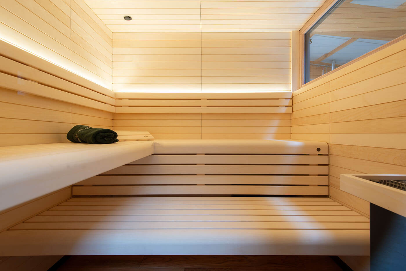 gartensauna ragnaroek espe 5 Gartensauna Modell Ragnarök mit Außenverkleidung in Rhombusprofilholz Lärche und Trespa, Innengestaltung mit heller Espe.