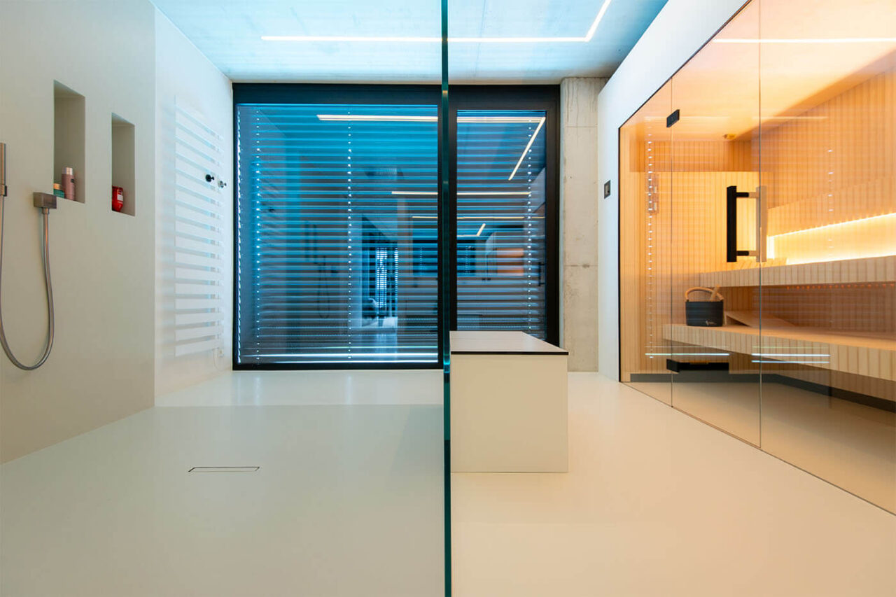 sauna hinterwandofen staebchenoptik 10 Innensauna in Stäbchenoptik mit Eckverglasung und Hinterwandofen in heller Espe. Saunabau nach Maß in Oberhausen.