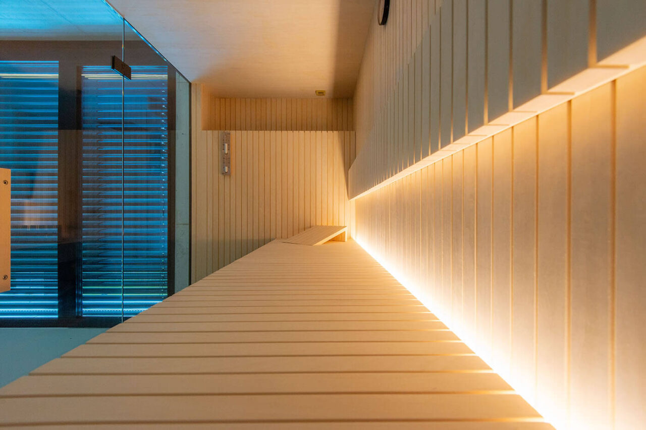 sauna hinterwandofen staebchenoptik 11 Innensauna in Stäbchenoptik mit Eckverglasung und Hinterwandofen in heller Espe. Saunabau nach Maß in Oberhausen.