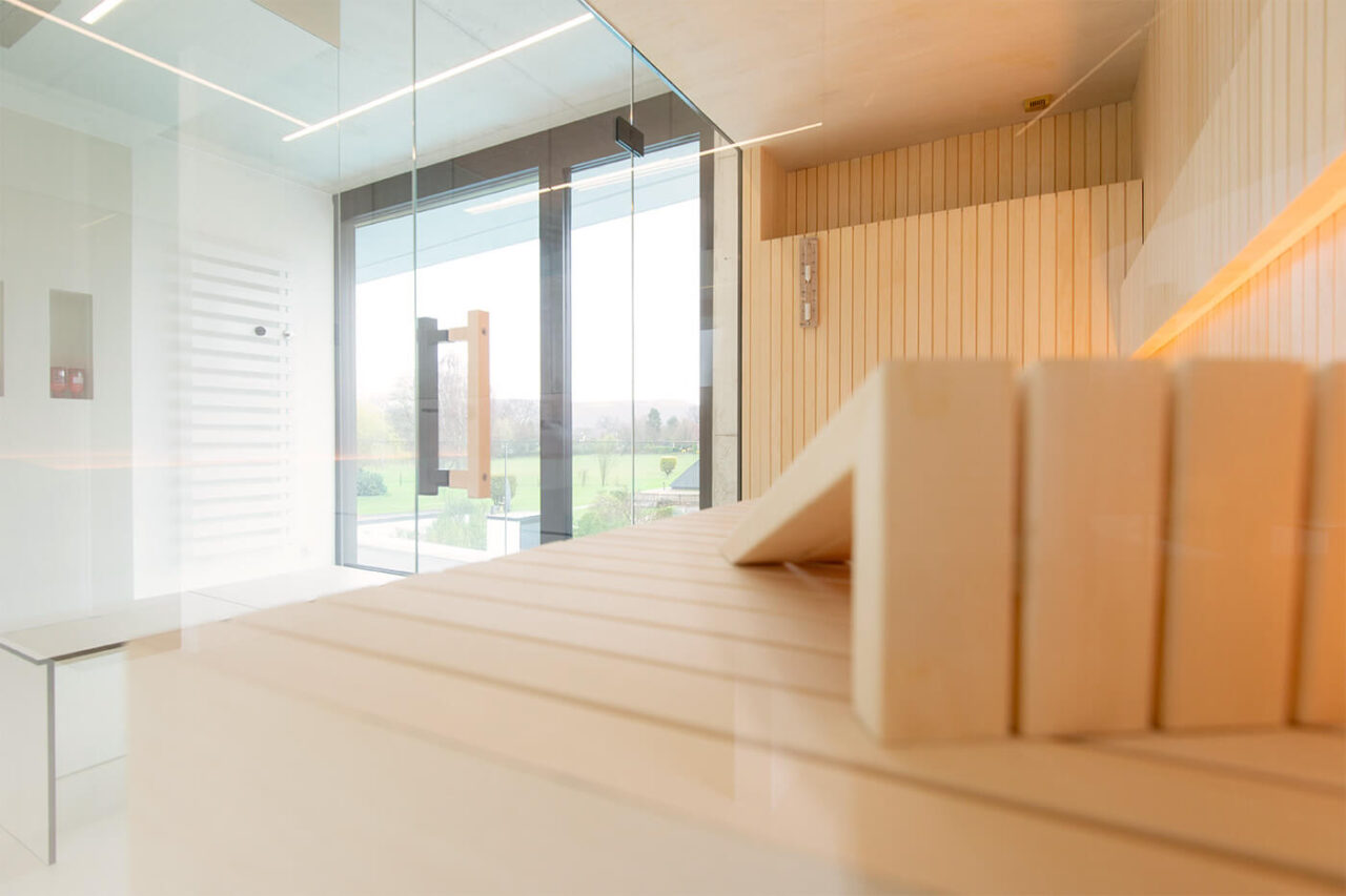 sauna hinterwandofen staebchenoptik 13 Innensauna in Stäbchenoptik mit Eckverglasung und Hinterwandofen in heller Espe. Saunabau nach Maß in Oberhausen.