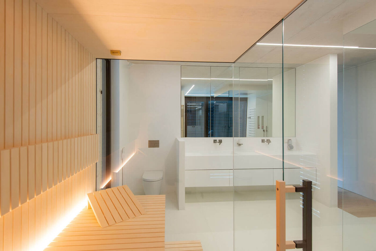 sauna hinterwandofen staebchenoptik 14 Innensauna in Stäbchenoptik mit Eckverglasung und Hinterwandofen in heller Espe. Saunabau nach Maß in Oberhausen.