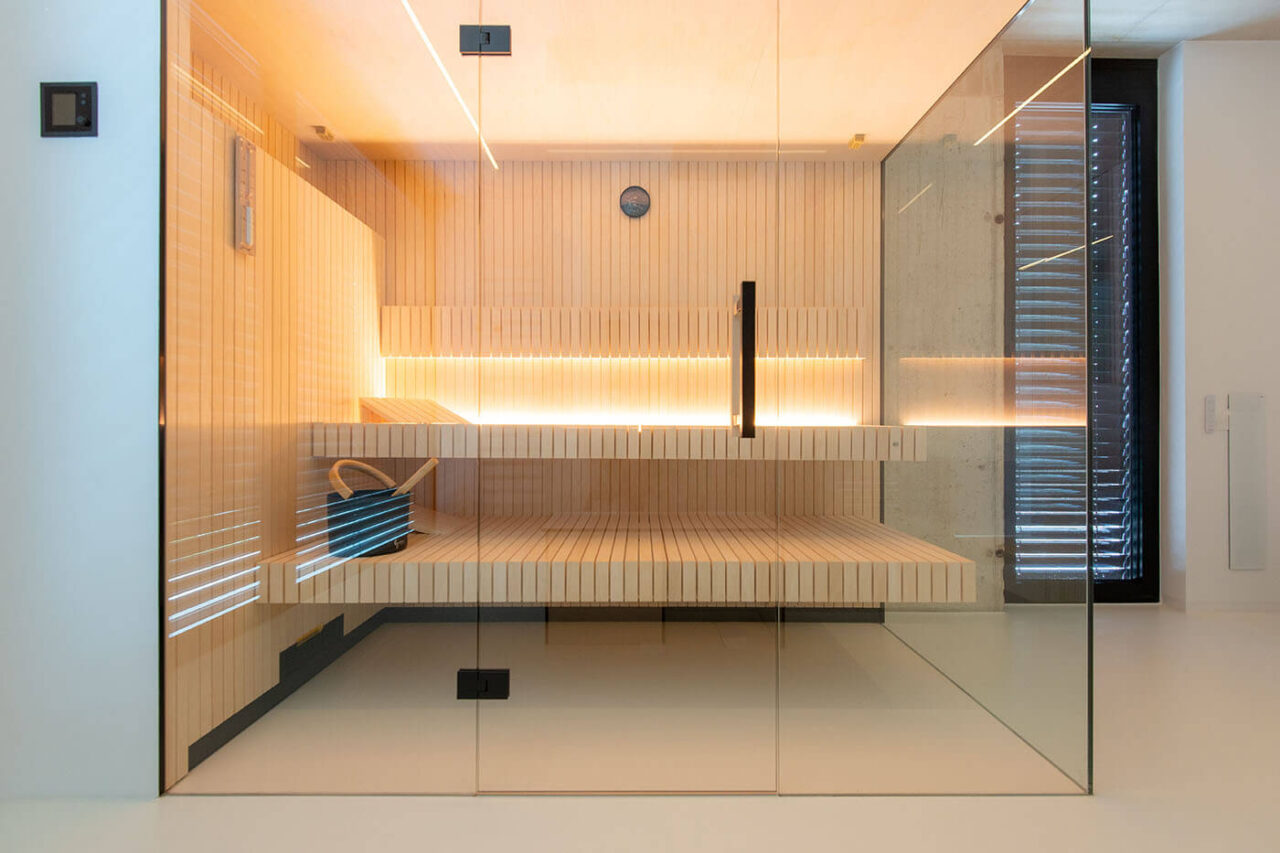 sauna hinterwandofen staebchenoptik 4 Innensauna in Stäbchenoptik mit Eckverglasung und Hinterwandofen in heller Espe. Saunabau nach Maß in Oberhausen.