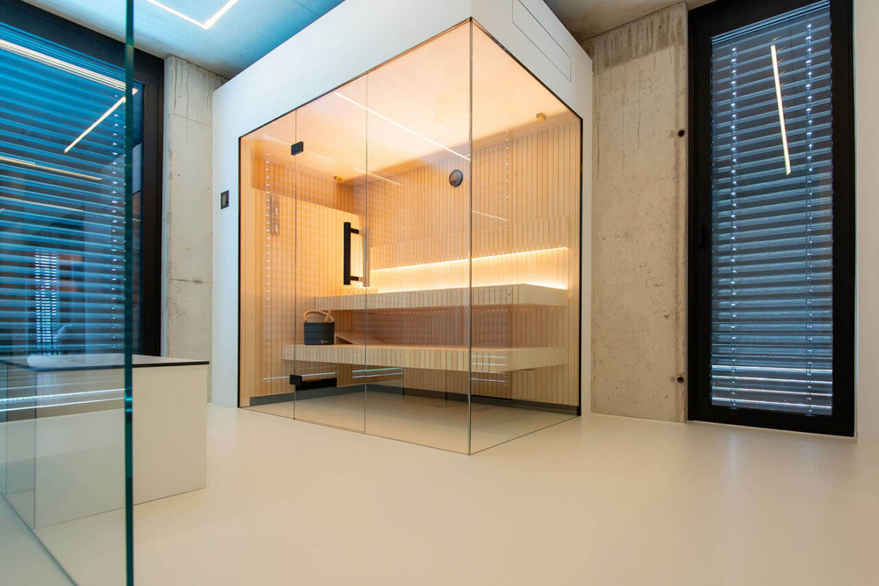 sauna hinterwandofen staebchenoptik 5 Innensauna in Stäbchenoptik mit Eckverglasung und Hinterwandofen in heller Espe. Saunabau nach Maß in Oberhausen.