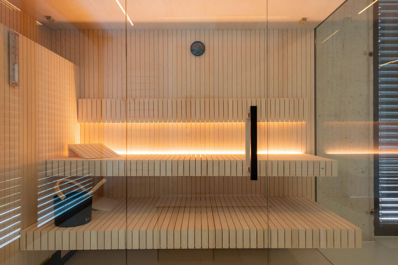 sauna hinterwandofen staebchenoptik 6 Innensauna in Stäbchenoptik mit Eckverglasung und Hinterwandofen in heller Espe. Saunabau nach Maß in Oberhausen.