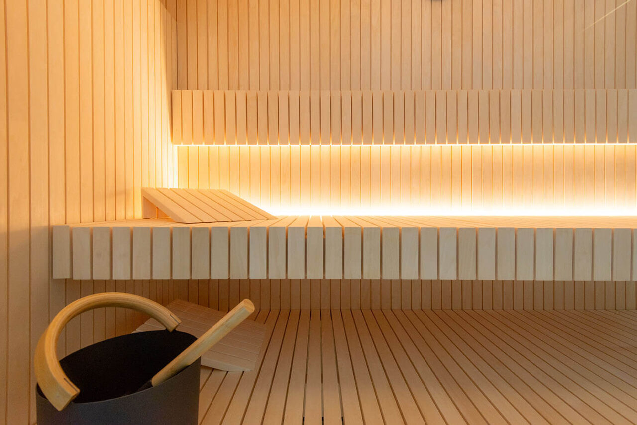 sauna hinterwandofen staebchenoptik 7 Innensauna in Stäbchenoptik mit Eckverglasung und Hinterwandofen in heller Espe. Saunabau nach Maß in Oberhausen.