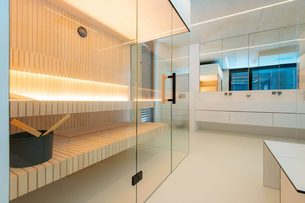 sauna hinterwandofen staebchenoptik 8 Innensauna in Stäbchenoptik mit Eckverglasung und Hinterwandofen in heller Espe. Saunabau nach Maß in Oberhausen.