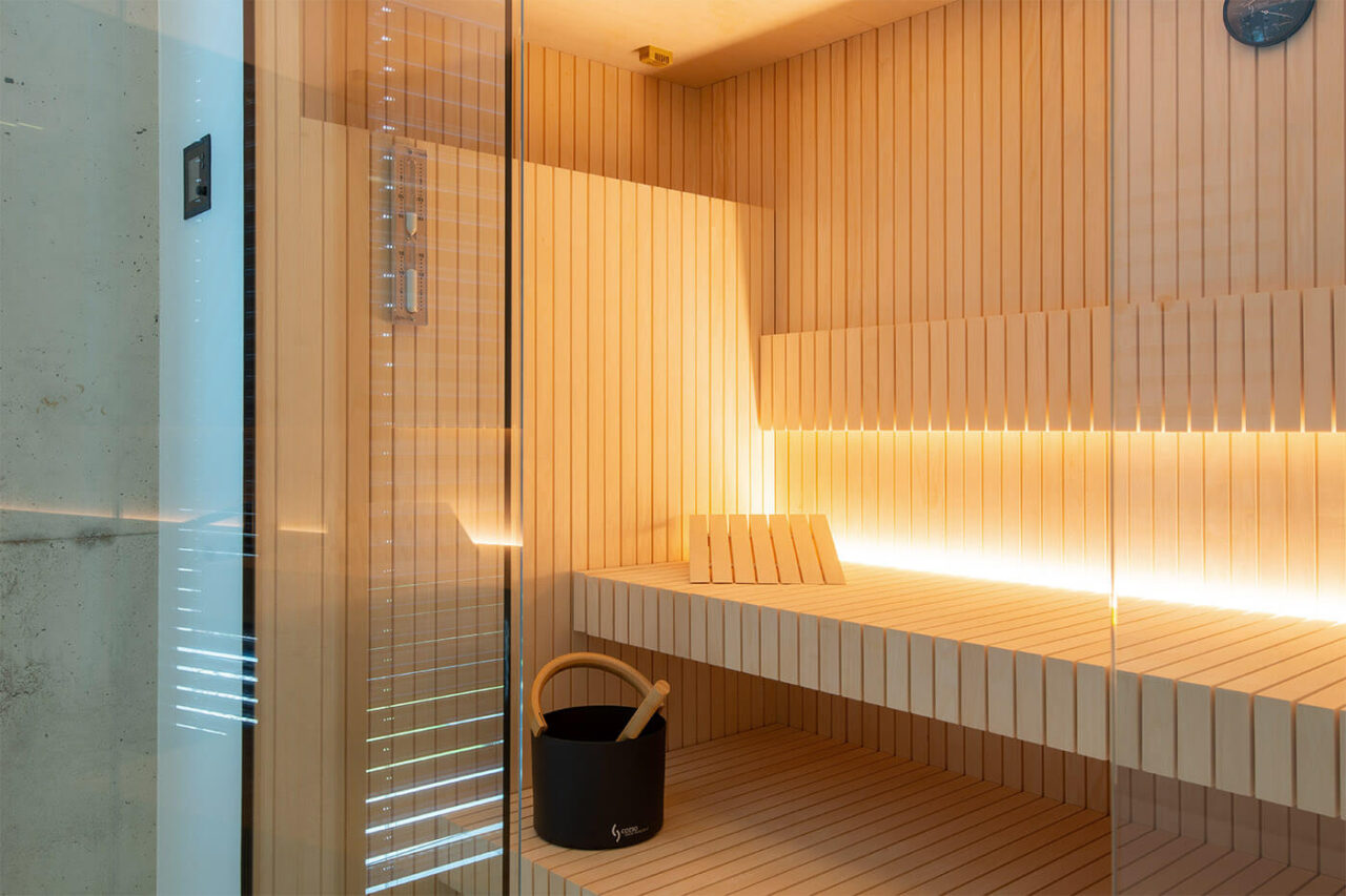 sauna hinterwandofen staebchenoptik 9 Innensauna in Stäbchenoptik mit Eckverglasung und Hinterwandofen in heller Espe. Saunabau nach Maß in Oberhausen.