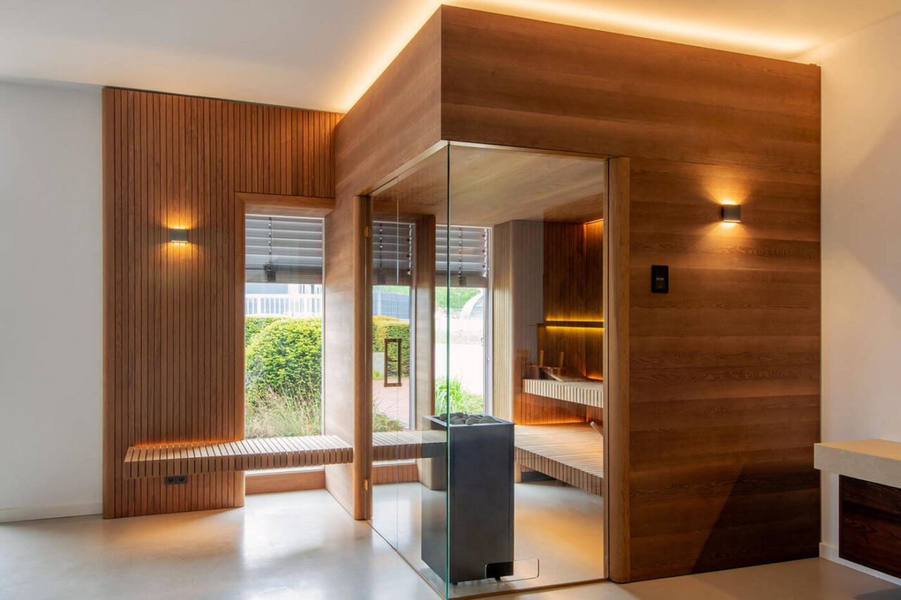 ausstellungssauna staebchenoptik Perfekt geplante Innensauna: mit Eckverglasung in Thermo-Espe in Stäbchenoptik, frei stehendem Saunaofen in der Glasecke, integriertem Außenfenster und nach außen verlängerter Bank als Sitzgelegenheit. Innensauna nach Maß von corso sauna manufaktur