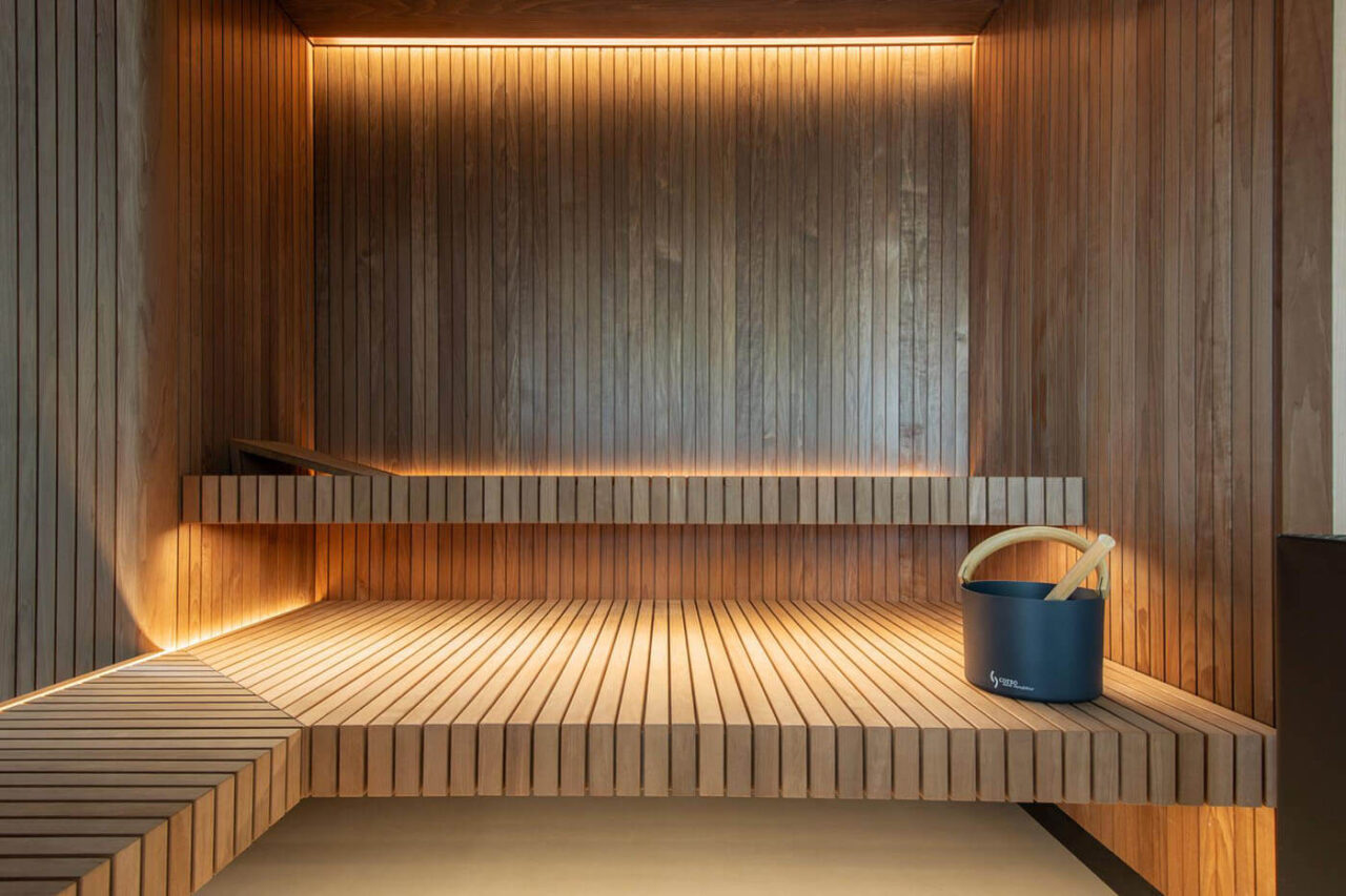 ausstellungssauna staebchenoptik 5 Ausstellungssauna mit Eckverglasung in Thermo-Espe mit Stäbchenoptik. corso sauna manufaktur
