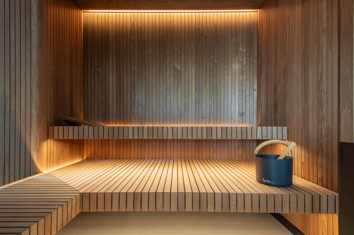ausstellungssauna staebchenoptik 5 e1780473499223 Ausstellungssauna mit Eckverglasung in Thermo-Espe mit Stäbchenoptik. corso sauna manufaktur