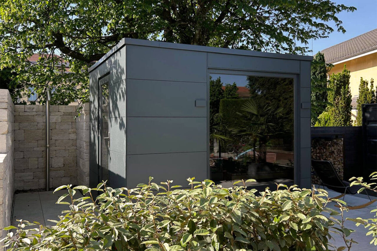 Gartensauna Schweiz 1 Gartensauna in der Schweiz mit Vorraum und großem abgedunkeltem Glaselement. Außenverkleidung in Trespa,