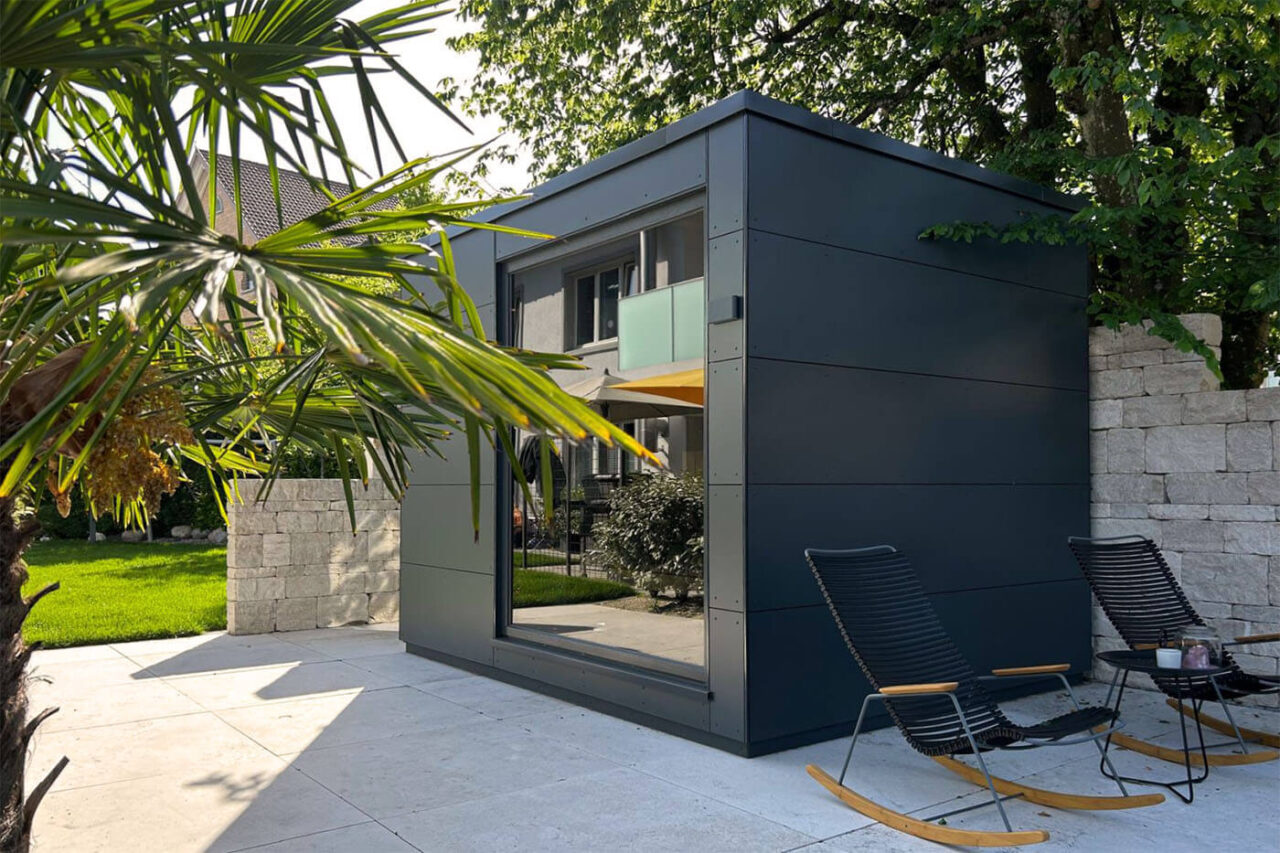 Gartensauna Schweiz 2 Gartensauna in der Schweiz mit Vorraum und großem abgedunkeltem Glaselement. Außenverkleidung in Trespa,