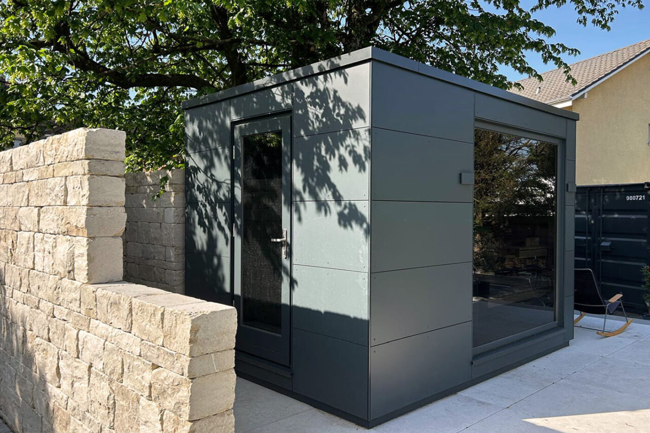 Gartensauna Schweiz 3 Gartensauna in der Schweiz mit Vorraum und großem abgedunkeltem Glaselement. Außenverkleidung in Trespa,