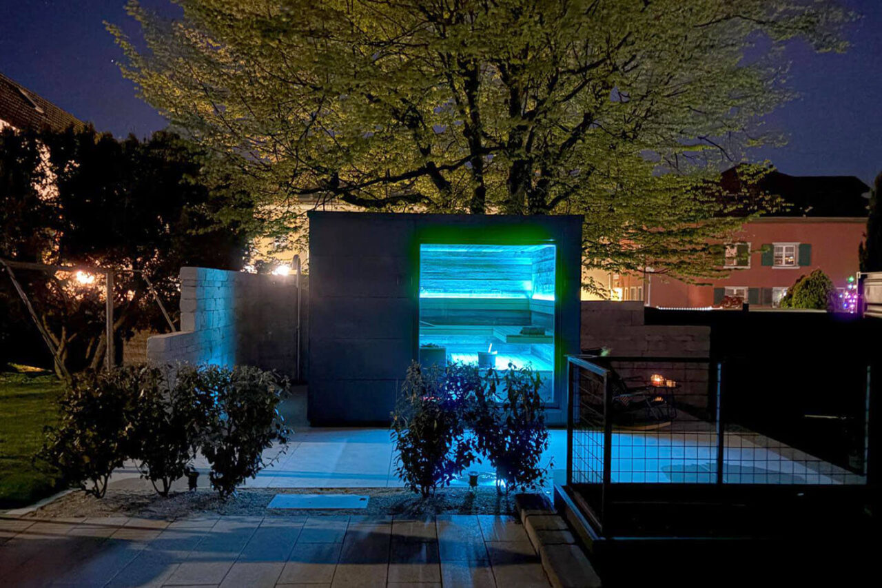 Gartensauna Schweiz 4 Gartensauna in der Schweiz mit Vorraum und großem abgedunkeltem Glaselement. Außenverkleidung in Trespa,